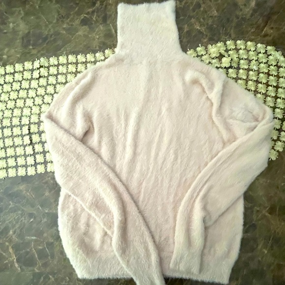 Warm and fuzzy sweater - Picture 1 of 4